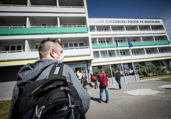 Cudzineckú políciu by malo posilniť 100 nových zamestnancov, plánuje sa aj zriadenie veľkokapacitných centier