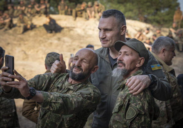Ukrajina má veľký problém s náborom nových vojakov a Kličko prirovnal ruské útoky k počítačovej hre