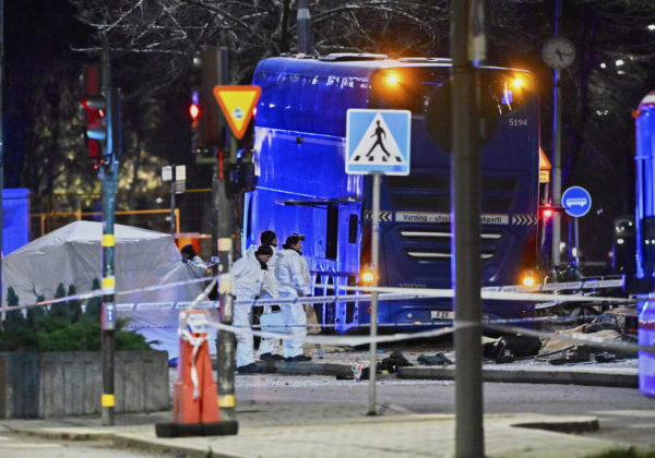 Mŕtvi a zranení v Štokholme, keď autobus vrazil do ľudí na zastávke
