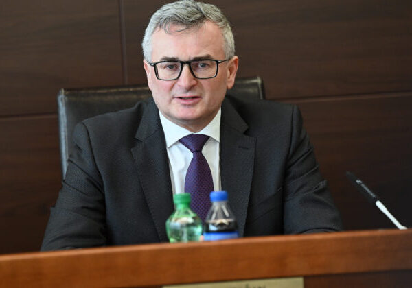 Fiačan v pléne apeloval na poslancov, súd pre neobsadené miesto nemôže prijať meritórne rozhodnutia