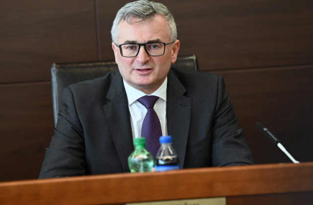 Fiačan v pléne apeloval na poslancov, súd pre neobsadené miesto nemôže prijať meritórne rozhodnutia