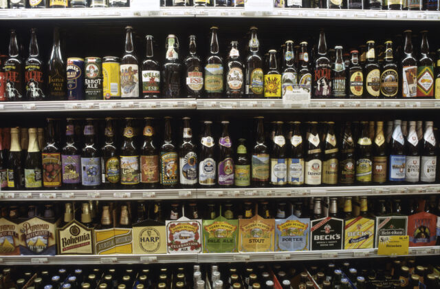 Vlámal sa do supermarketu a zaspal na debnách s pivom