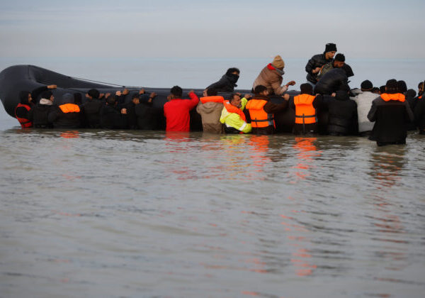 Po potopení sa lode s migrantmi pri Líbyi je 42 ľudí nezvestných
