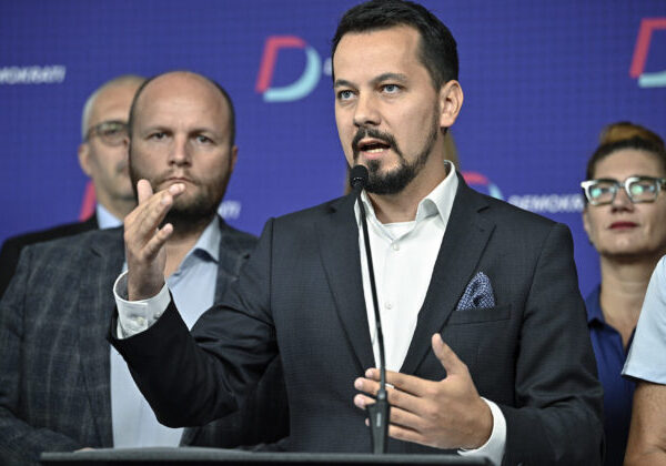 Demokrati odhaľujú zmluvu za 600-tisíc eur, na Huliakovom ministerstve má padnúť generálny tajomník – VIDEO