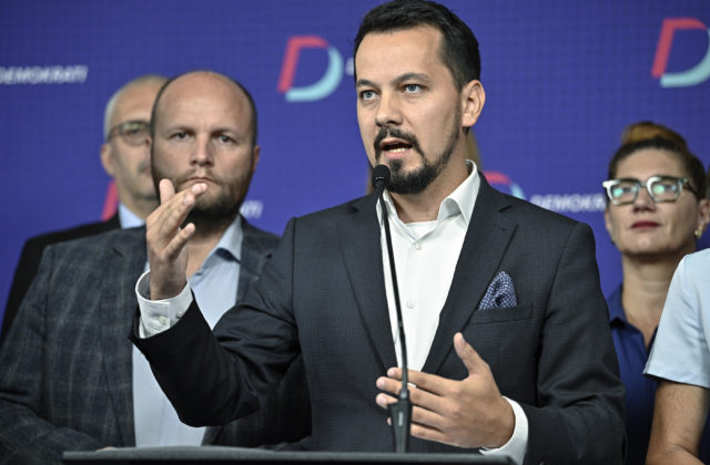 Demokrati odhaľujú zmluvu za 600-tisíc eur, na Huliakovom ministerstve má padnúť generálny tajomník – VIDEO