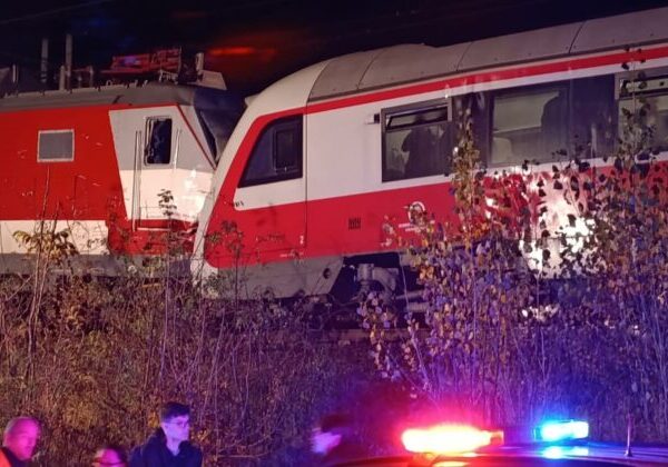 Opozícia reaguje na zrážku vlakov pri Pezinku, príčinu nešťastí vidí v zastaraných zabezpečovacích systémoch – VIDEO, FOTO