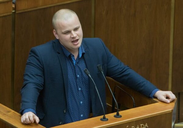 Bývalý asistent Mazureka pôjde pred súd, čelí obžalobe pre extrémizmus