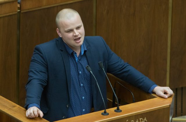 Bývalý asistent Mazureka pôjde pred súd, čelí obžalobe pre extrémizmus