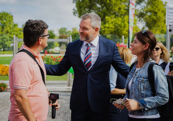 Dieťa občanov Slovenska bude môcť mať dve priezviská, Pellegrini podpísal novelu zákona