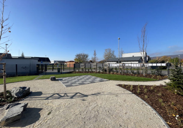 Obyvatelia Chorvátskeho Grobu majú vďaka Budimexu nový park, na výstavbe sa podieľali aj dobrovoľníci