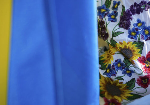 Okamura zvesil ukrajinskú vlajku z budovy českého parlamentu, poslanecké kluby ich vyvesili päť