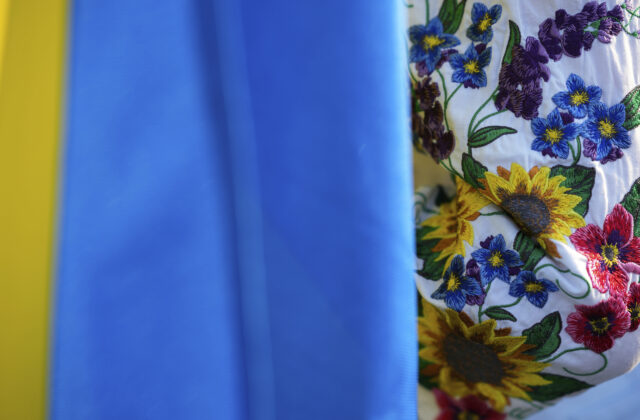 Okamura zvesil ukrajinskú vlajku z budovy českého parlamentu, poslanecké kluby ich vyvesili päť