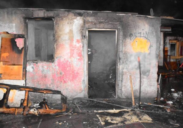 Tragédia v Kozárovciach, pri požiari domu prišla o život žena a tri deti – FOTO