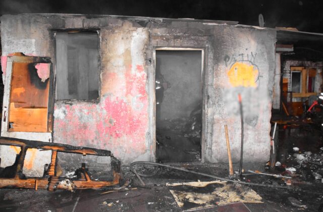 Tragédia v Kozárovciach, pri požiari domu prišla o život žena a tri deti – FOTO