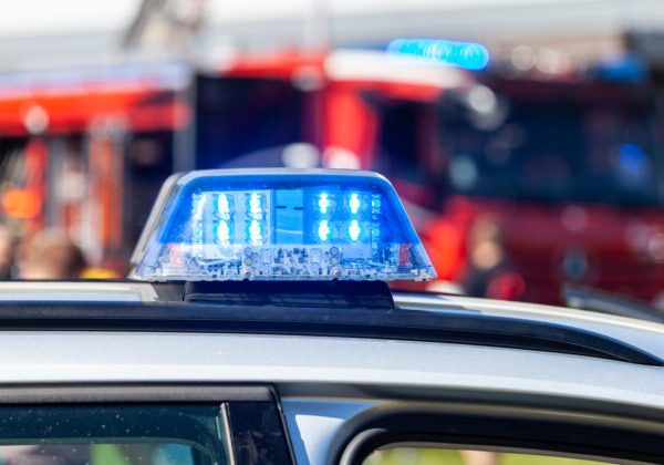 Muž vo Francúzsku autom úmyselne vrazil do chodcov a cyklistov, desiatich zranil