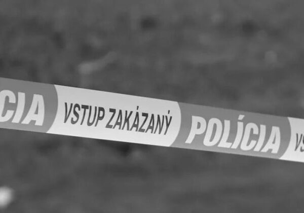 Ples vo Fiľakove sa zmenil na tragédiu, 19-ročný muž zahynul po páde z okna, pretrhlo sa pred ním zábradlie