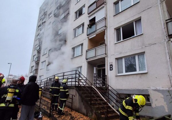 Hasiči zasahovali pri požiari bytového domu v Topoľčanoch, na mieste bolo viacero zranených