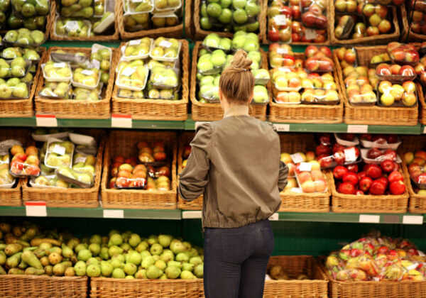 Stále prežíva mýtus, že sa žije horšie než v roku 1989. Analytici prepočítali, koľko sme museli robiť na chlieb či mlieko