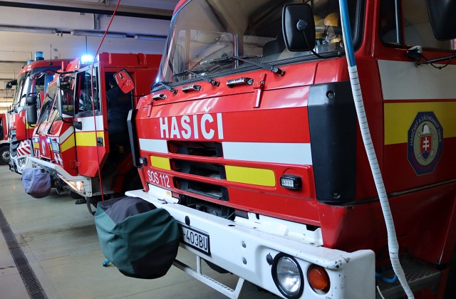 Počasie narobilo problémy v Košickom kraji, hasiči odstraňovali popadané stromy a vyťahovali autá