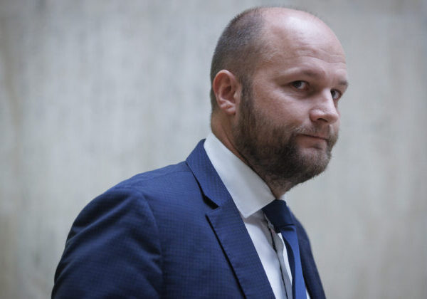 Policajt, ktorý riešil nehodu šéfa SIS Gašpara, náhle končí v Policajnom zbore, tvrdia Demokrati