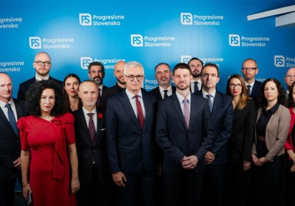Progresívne Slovensko predstavilo tieňovú vládu. „Ministerkami“ sú aj Jaurová, Stohlová a Števulová – VIDEO