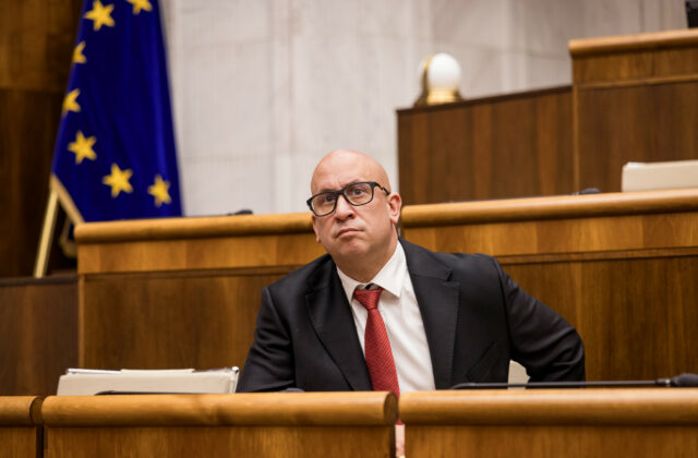 Minister Ráž bude v pondelok čeliť odvolávaniu, na stole sú aj návrhy na vyslovenie nedôvery ďalším členom vlády