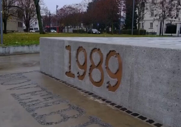 Na námestí slobody v Bratislave stojí pamätník Nežnej revolúcie, čaká ho slávnostné odhalenie – VIDEO