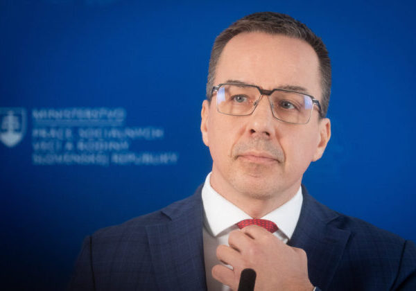 Minister práce Tomáš sa Naďovi neospravedlní. Vláda v demisii nemala právo darovať stíhačky MiG-29 na Ukrajinu, tvrdí