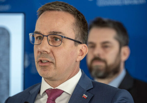 Napätie okolo skráteného legislatívneho konania rastie, Erik Tomáš vyzýva kolegov, aby predložili jasné dôvody