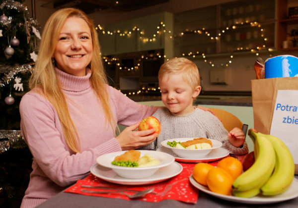 Tesco už 13 rokov spája Slovensko na pomoc ľuďom v núdzi. Najväčšia potravinová zbierka štartuje 20. novembra