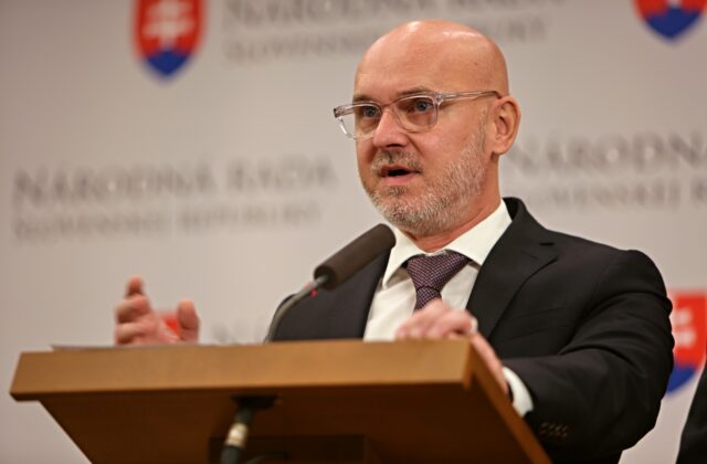 Minister vnútra nie je prezident, nemôže prijať demisiu iného člena vlády, upozornil Gröhling – VIDEO