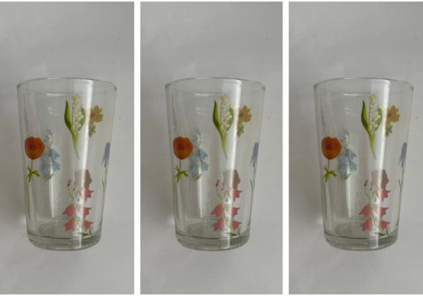 Sklenený pohár s kvetinovým vzorom obsahuje priveľa kadmia a olova, varujú hygienici