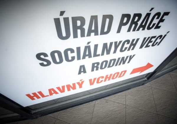 Nezamestnanosť na Slovensku mierne rastie, odborníci upozorňujú na skryté riziká trhu práce