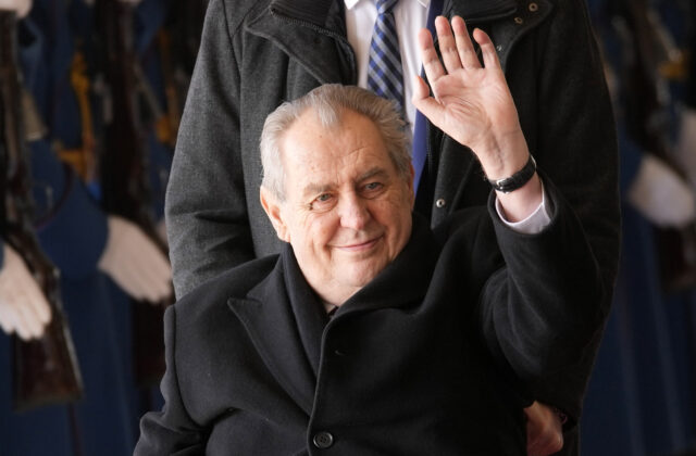 Českého exprezidenta Miloša Zemana operovali, zostáva v nemocnici