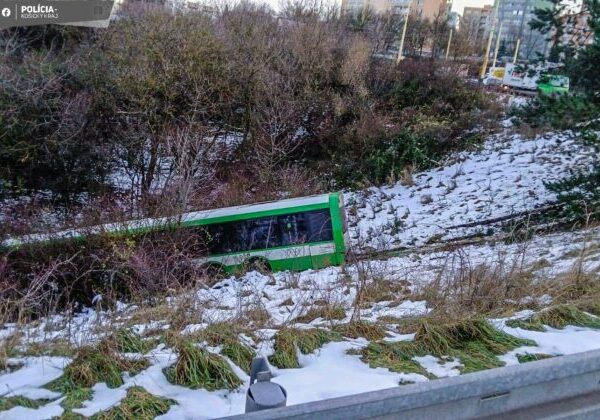V Košiciach havaroval autobus MHD, prešiel do protismeru a zišiel dole svahom – FOTO