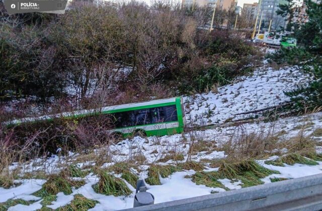 V Košiciach havaroval autobus MHD, prešiel do protismeru a zišiel dole svahom – FOTO
