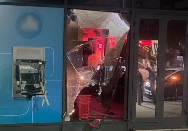 Výbuch pri predajni potravín v Stupave poškodil bankomat, škoda zatiaľ nie je vyčíslená