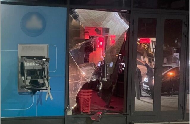 Výbuch pri predajni potravín v Stupave poškodil bankomat, škoda zatiaľ nie je vyčíslená