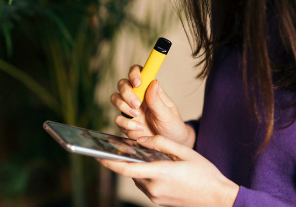 Zdravie detí sa nemôže dávať na misku váh s biznisom, odkazujú učitelia na margo zákazu jednorazových e-cigariet