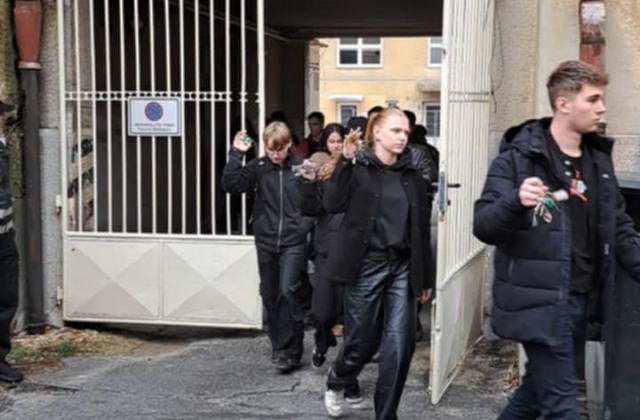 Študenti v Poprade odišli z diskusie s Ficom so štrngotom kľúčov, jedna študentka ju nazvala agresívnou – VIDEO, FOTO