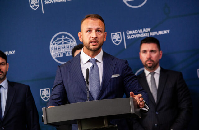 Šutaj Eštok nechápe, prečo premiér Fico stále stojí za Lajčákom, pripomenul aj jeho kontakty s Epsteinom