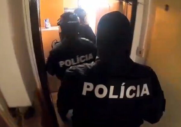 Národná protidrogová jednotka uskutočnila ďalšiu akciu, dvoch mužov obvinili z distribúcie kokaínu – VIDEO