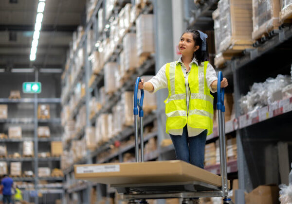 Zimné brigády lákajú vyššími mzdami, no ponúk je menej, vyplynulo z analýzy Profesie