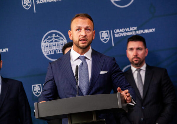 Šutaj Eštok dodnes nechápe premiérov postup v prípade vicepremiéra Kmeca, rovnako by mal konať aj pri Rážovi