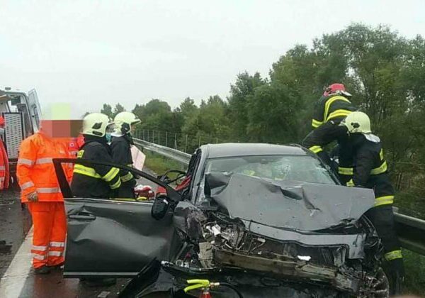 Zrážka troch áut na diaľnici D1 pred Bratislavou spôsobila rozsiahle kolóny