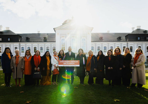 Pellegrini sa pripojil ku kampani Zastavme násilie na ženách, Prezidentský palác sa rozžiari oranžovou farbou