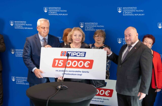 Huliak odovzdal šeky dôchodcom, peniaze z hazardu majú&hellip;