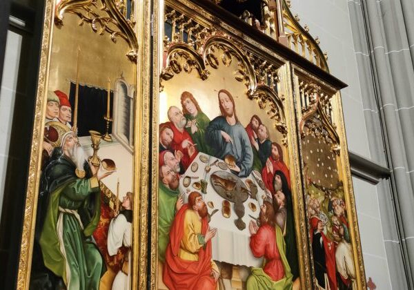 V košickom Dóme svätej Alžbety požehnali nový oltárny celok, Oltár Poslednej večere – FOTO