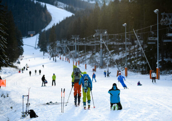 Zimná sezóna odštartovala prvou lyžovačkou v Jasnej, návštevníci sa môžu tešiť aj na novinku