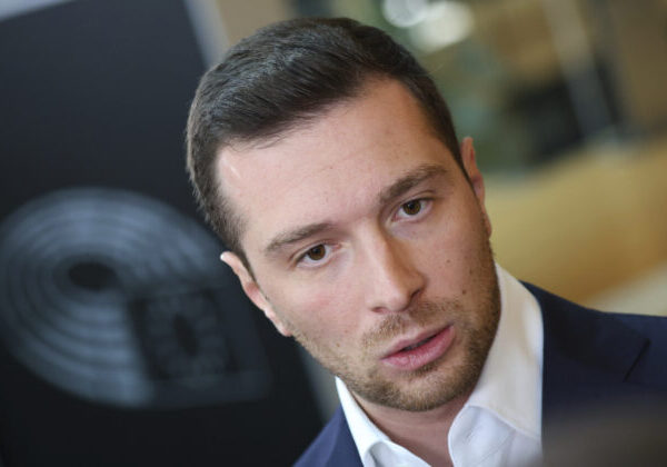 Líder francúzskej krajnej pravice Jordan Bardella dostal vajíčkom do hlavy